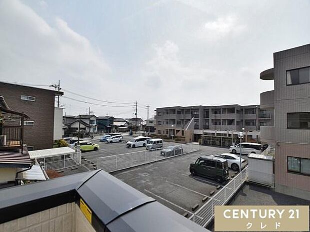 バルコニーからの眺望です。晴れた日には青空が広がり、心地よい風に包まれながら、ゆったりとした時間をお過ごしいただけます。