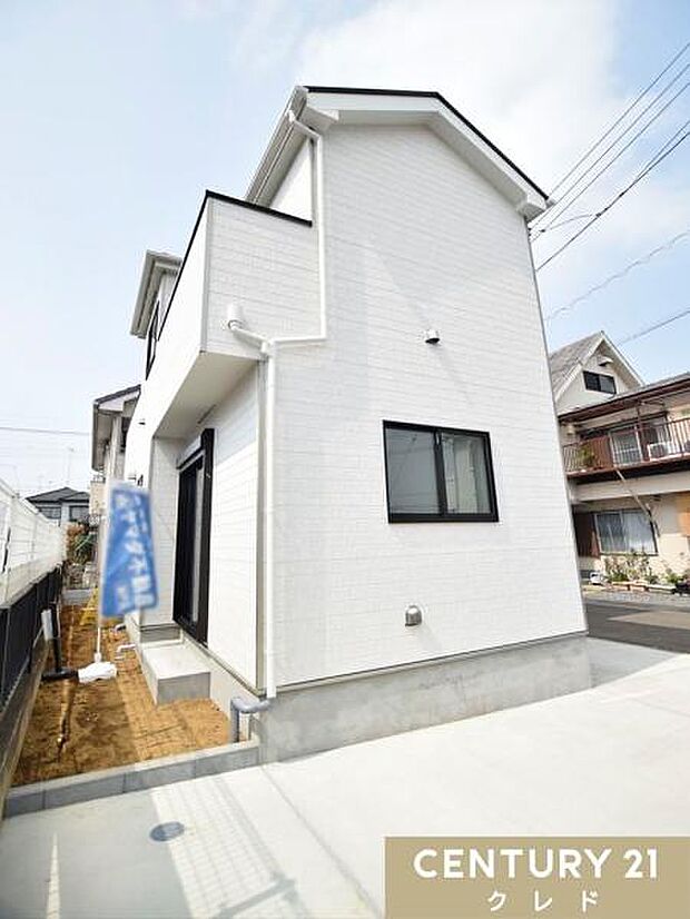 JR川越線「的場」駅徒歩15分。小・中学校、幼稚園や保育園も近く、お子様の送り迎えも安心。子育て家族にピッタリの住環境です。