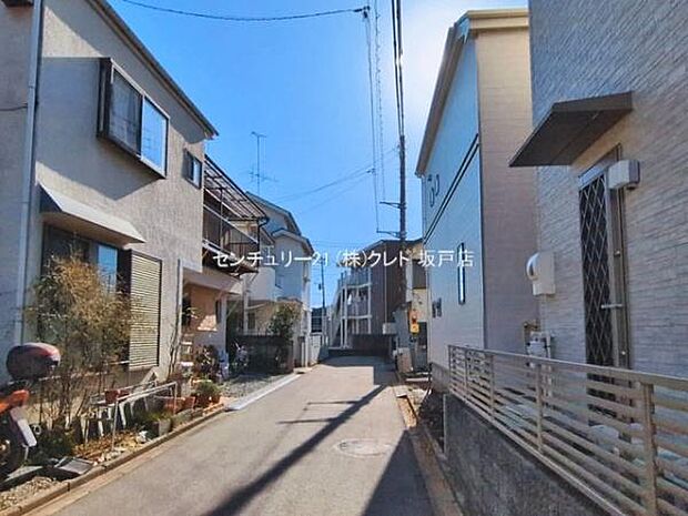 JR川越線「的場」駅徒歩15分。小中学校や幼稚園、保育園も近隣に充実した子育て家族にオススメの住環境です。
