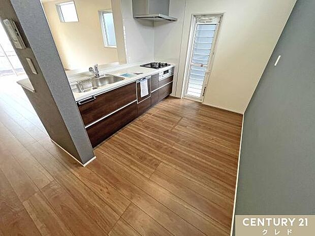 明るくゆとりあるキッチンスペースには、便利な勝手口付きで、ゴミ出しや換気もスムーズに行えます。背面にはカップボードを置く十分なスペースがあり、家事動線も良好です。