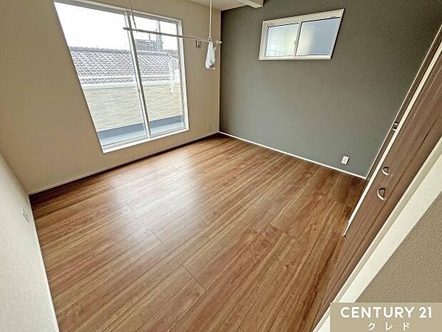 【洋室7帖】主寝室にぴったりな7帖の洋室。グレーのアクセントクロスが落ち着いた雰囲気を演出し、一日の疲れを癒やすリラックス空間に。