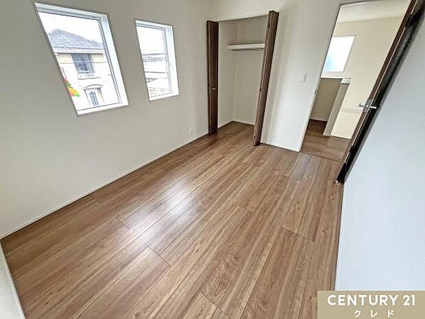 【洋室6帖】2つの縦長窓から明るい光が差し込む6帖の洋室。子供部屋としてはもちろん、書斎や趣味のお部屋など、ライフスタイルに合わせて多目的に使えます。