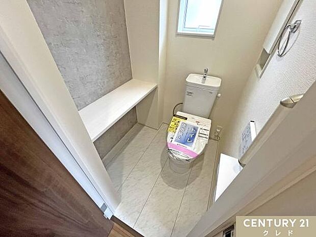 快適性と衛生面を兼ね備えたウォシュレット機能付きトイレ。カウンターを備えており、ペーパー類や小物もスッキリ収納できます。