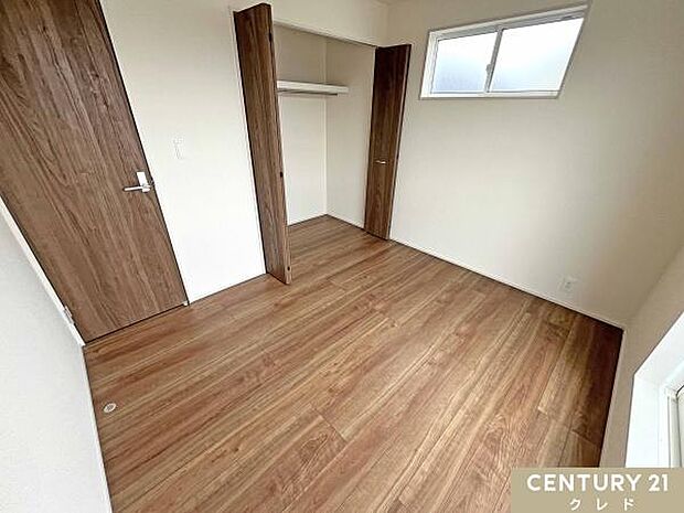 【洋室5.25帖】どんな家具にも合わせやすい、シンプルで明るい内装デザイン。ハンガーパイプと枕棚付きのクローゼットを備え、お部屋をすっきり保てます。