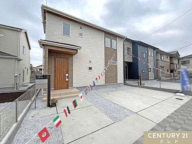 毎日のお買い物に便利な商業施設や、お子様がのびのび遊べる公園が近くに揃う好立地。利便性と豊かな自然が調和した、子育てファミリーにぴったりのおすすめの住環境です。