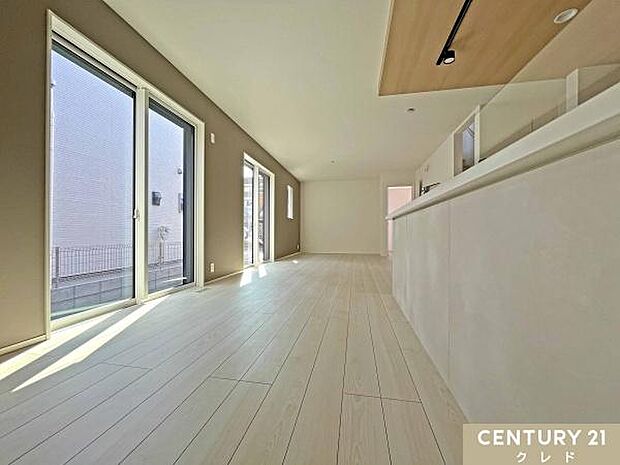 【LDK21帖】南面の掃き出し窓からたっぷりの陽光が降り注ぎます。ご家族みんなが自然体で心地良く過ごすことができます。