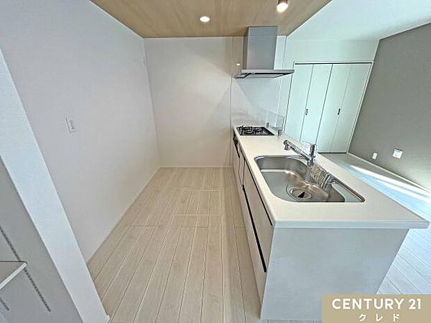 木質の折下天井がアクセントとなるキッチンスペース。オールスライド式の収納は奥の物まで楽に取り出せてストレスフリー!