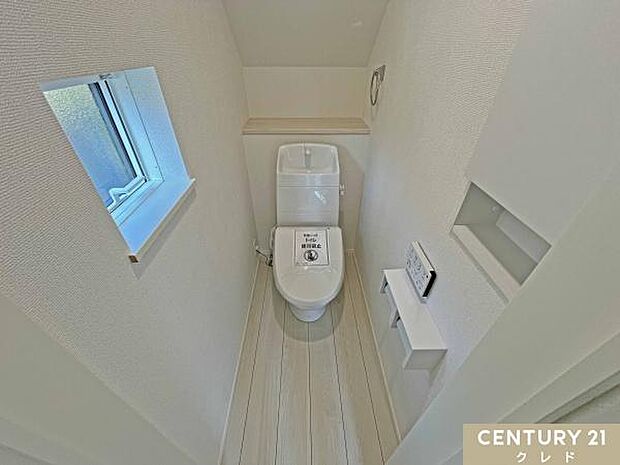 快適性と衛生面を兼ね備えた温水洗浄機能付きトイレ。壁収納を備えており、ペーパー類や小物もスッキリ収納できます。