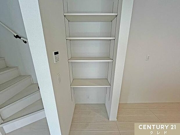 キッチン背面には物の大きさに合わせて高さが調節できる可動棚を設置。食品や飲料などをストックしておくのに便利な収納です。