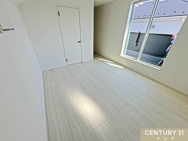 【洋室7帖】大きな窓から自然光が差し込む、明るく開放的な洋室7帖。ご夫婦の主寝室にピッタリなゆとりある空間です。