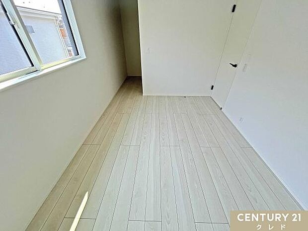 【洋室6帖】白を基調とした内装とライトカラーのフローリングが、空間をより広く清潔感ある印象に仕上げています。シンプルな内装はどんな家具とも相性よく、自分らしいお部屋づくりが楽しめます。