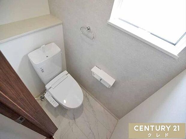 使い勝手の良い温水洗浄便座に、手洗い一体型タンクを備えたトイレ。窓付きで明るく、換気もしやすい空間で、日常的に清潔を保てます。