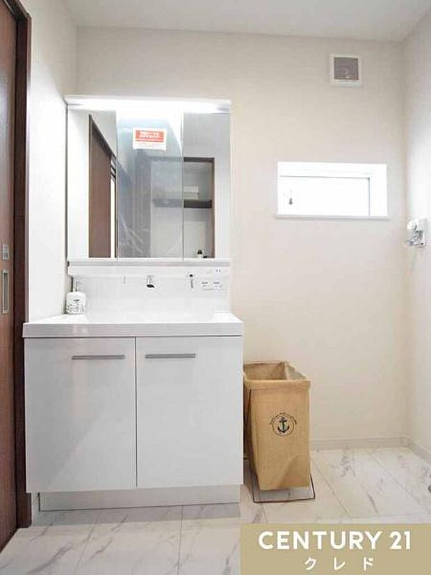 収納力のある三面鏡化粧台を設置。照明付きで手元も明るく、忙しい朝の身支度をしっかりサポートします。小窓付きで換気も良好です。
