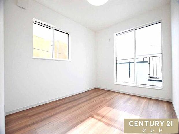 【洋室6帖】ホワイト×木目調の明るく清潔感のある洋室。シンプルな内装なので、お好みの家具を置いて自分好みの空間を作れます。