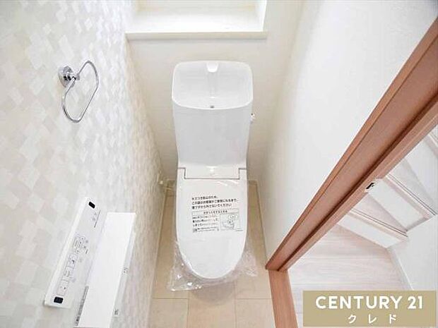 使い勝手の良い温水洗浄便座に、手洗い一体型タンクを備えたトイレ。窓付きで明るく、換気もしやすい空間で、日常的に清潔を保てます。