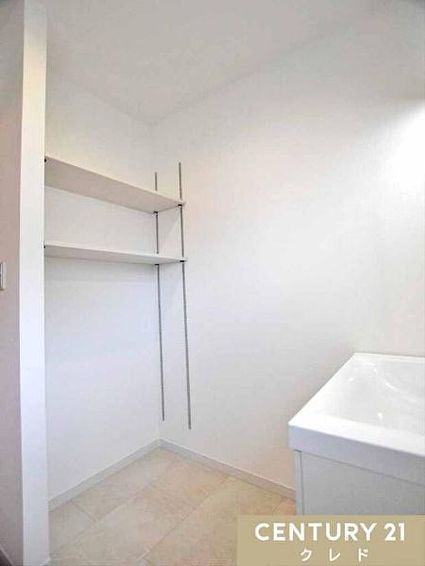 洗面室内には床下収納と可動棚があります。タオルや洗剤のストックなど、かさばりがちな日用品をいつでもすっきり整理できます。