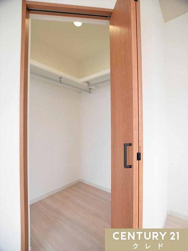 2部屋に収納力に優れたウォークインクローゼットを設けています。衣類や荷物をたっぷり収納できるため、居室スペースをいつでもすっきりと保てます。
