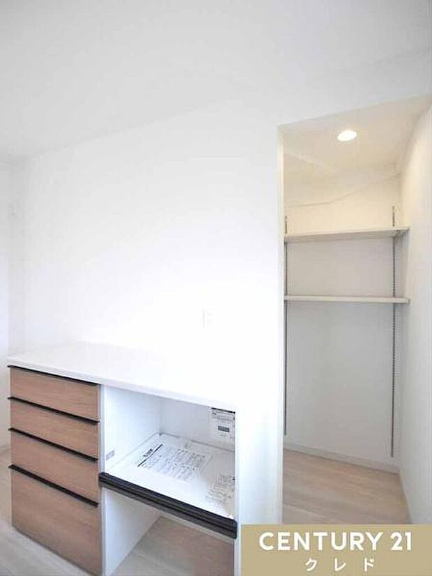 キッチン背面には食品や飲料、調理器具、日用品などをストックしておくのに便利なパントリー。在庫も分かりやすく、ストレスなく取り出せますね。