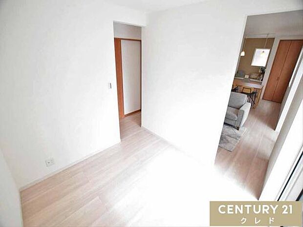 【洋室4.5帖】リビングとつながるお部屋は、子どもの遊び場やゲストルームなど、ライフスタイルに合わせた使い方が叶います。