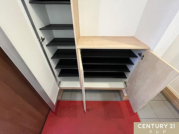 姿見鏡付きシューズボックスも備え、すっきりと整った第一印象を保てます。手すり付きで家族みんなが安心して使える玄関です。