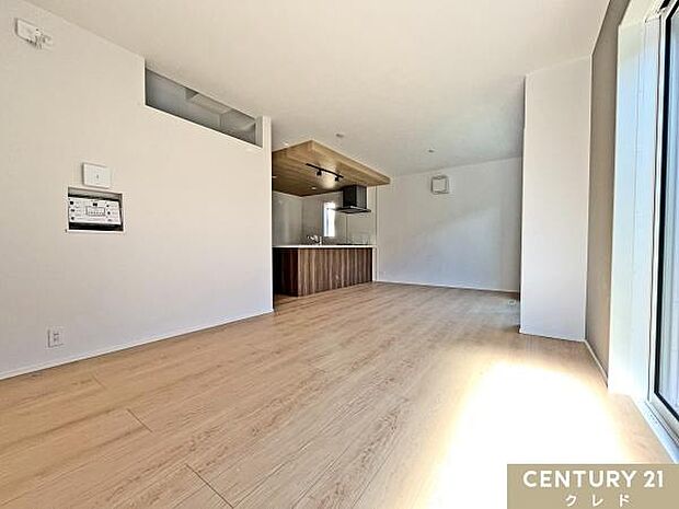 【LDK17.5帖】使い勝手のいい16帖のリビングは2人暮らしのご夫婦から子育て中の家族にもオススメの広さ。キッチンからリビング全体を見渡せる縦長の間取りプランです。