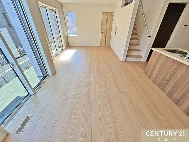 【LDK17.5帖】南面の掃き出し窓からたっぷりの陽光が降り注ぎます。ご家族みんなが自然体で心地良く過ごすことができます。