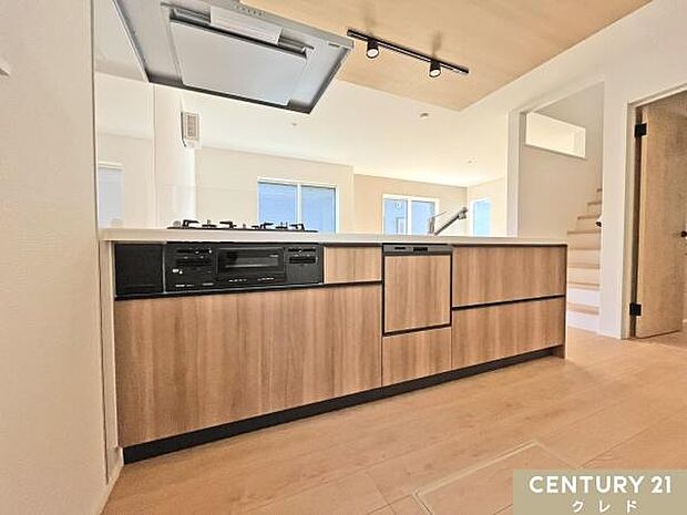 リビングを見渡せる開放的なオープンキッチン。フラットな広いワークトップは開放感があり、お料理中もご家族との会話が弾みます。