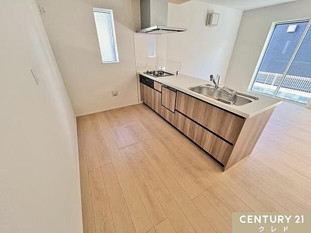 木質の折下天井がアクセントとなるキッチンスペース。オールスライド式の収納は奥の物まで楽に取り出せてストレスフリー！