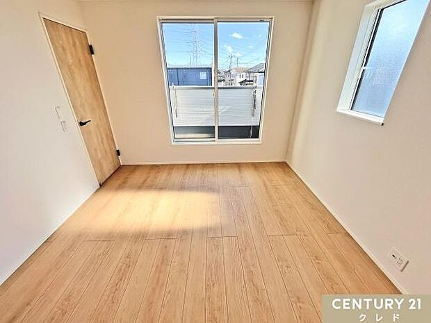 【洋室7帖】WICを配した室内はゆとりの7帖。お住まいの中で最も広いお部屋は主寝室として使用可能です。家具を置いても生活動線にゆとりを作り、快適に過ごせます。