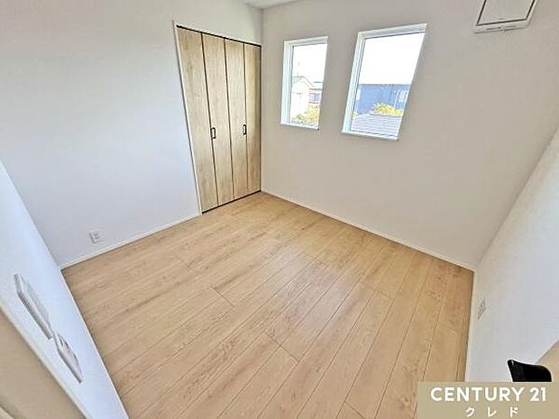 【洋室4.9帖】複数ある洋室は書斎など家族構成やライフスタイルに合わせてマルチに対応。机やベッドを配置し、効率的な作業空間やリラックスできる場所として活用できます。