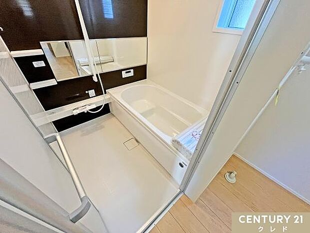 節水効果が期待できるベンチ付きのバスルーム。雨の日や花粉の季節も安心して使える浴室換気暖房乾燥機とランドリーパイプ付き。