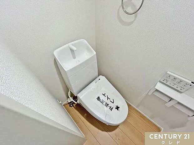 快適性と衛生面を兼ね備えた温水洗浄機能付きトイレ。壁収納を備えており、ペーパー類や小物もスッキリ収納できます。