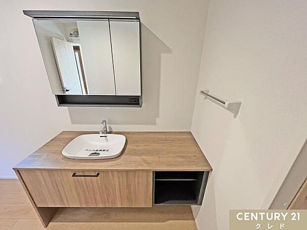 ホテルライクな雰囲気のモダンな洗面化粧台！広々としたカウンタースペースが毎朝の身支度を快適にサポートします。