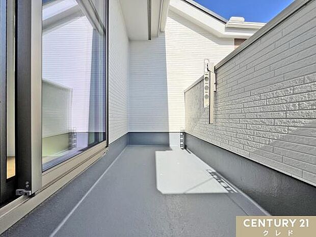 心地よい陽射しと爽やかな風が感じられる南東向きルーフバルコニー。日中はたっぷりの光が差し込み、お洗濯物も気持ちよく乾かせます。