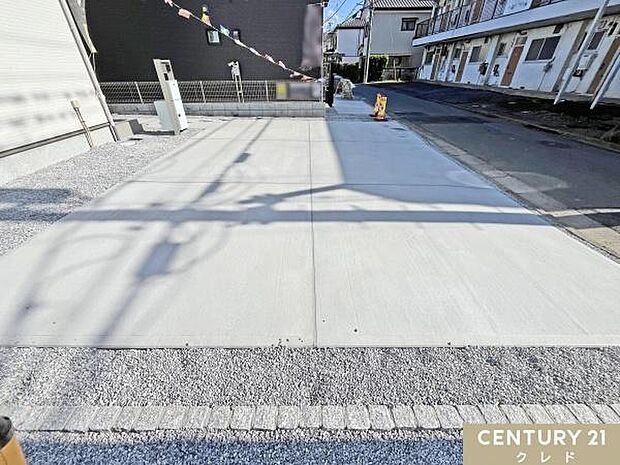 並列2台駐車可能なカースペース付き。毎日の通勤やお子様の送り迎えなど、車移動がメインの方にも嬉しいですね。