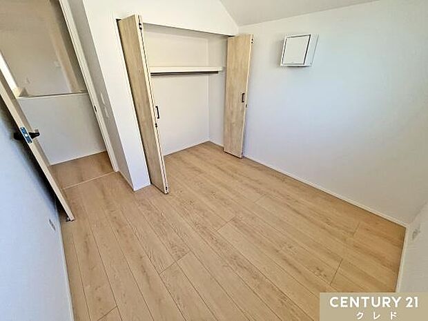 【洋室4.5帖】スマートな室内は多様な用途に柔軟に対応できる点が魅力。書斎やワークスペースなどに活用できる使い勝手の良いスペースです。