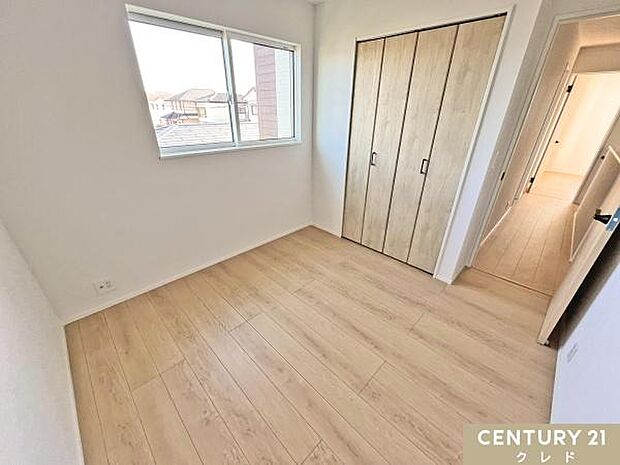 【洋室4.7帖】全居室収納付きで生活の変化に対応させてお部屋を使うことができます。動線を確保することで掃除もしやすく新居での理想のお部屋作りを楽しめます。