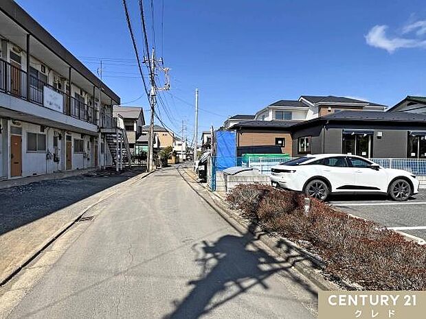 東武越生線「一本松」駅徒歩4分で、通勤・通学に便利な好立地。さらに、スーパーまで徒歩10分圏内と、日々のお買い物もラクラク。駅近の利便性と生活のしやすさを兼ね備えた魅力的な物件です。