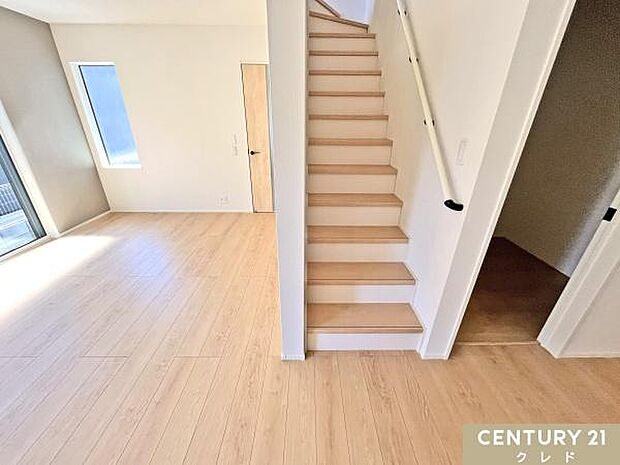 【リビングスルー階段】家族とのコミュニケーションがとりやすいリビングスルー階段。「行ってきます」や「ただいま」も伝えやすく、自然と会話が弾みます。