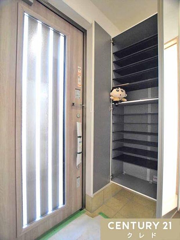 姿見鏡付きシューズボックス!収納豊富でご家族分の靴もすっきり片付きます。ゆとりがあり、靴の脱ぎ履きや荷物の持ち運びも楽ちん!