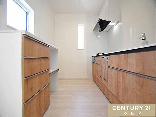 スライド式の収納は奥の物まで楽に取り出せてストレスフリー!背面の収納カウンターは食器・調理家電置き場としてはもちろん、作業台としても便利。