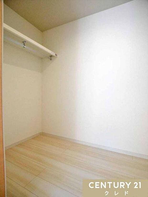 主寝室には収納力に優れたウォークインクローゼットがあります。衣類や荷物をたっぷり収納できるため、居室スペースをいつでもすっきりと保てます。