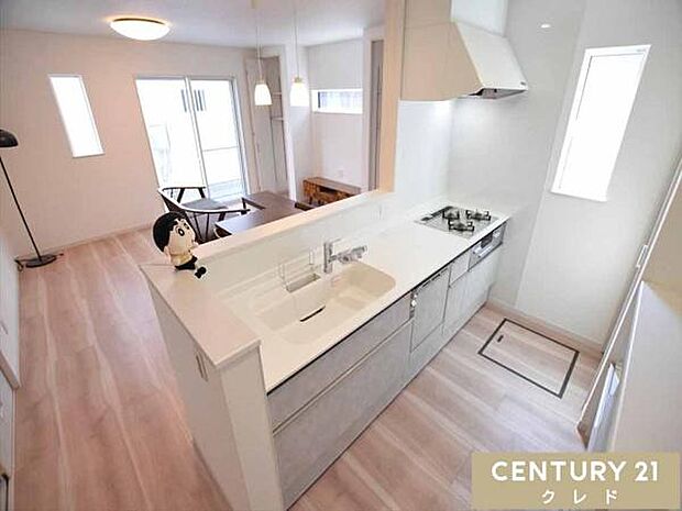 食洗機や浄水器を搭載したシステムキッチン。リビングとつながる対面スタイルで、調理中も家族と会話がしやすいレイアウトです。