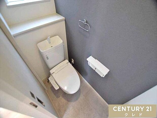 使い勝手の良い温水洗浄便座に、手洗い一体型タンクを備えたトイレ。窓付きで明るく、換気もしやすい空間で、日常的に清潔を保てます。