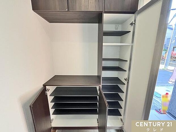 姿見鏡付きシューズボックスも備え、すっきりと整った第一印象を保てます。手すり付きで家族みんなが安心して使える玄関です。