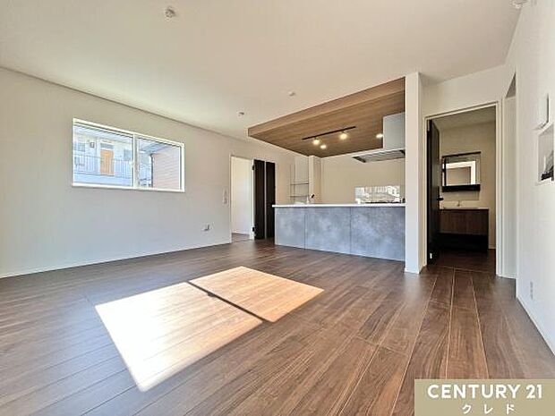 【LDK16.2帖】対面式キッチンから眺められる憩いの空間。大きな窓から差し込む自然光が心地よく、明るい雰囲気の中でリラックスできる空間を提供します。