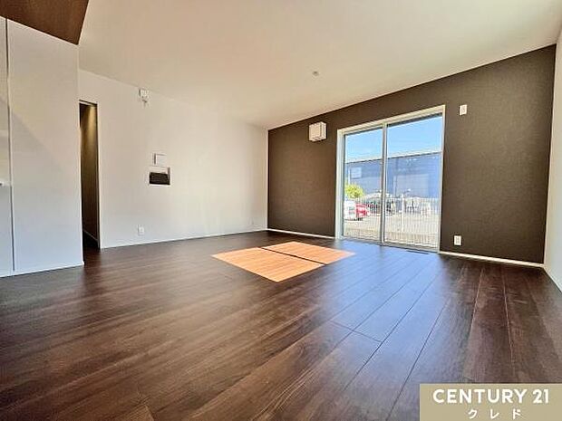 【LDK16.2帖】アクセントクロスが目を引く16帖のLDK。開放感あふれる空間が、家族や友人との素敵なひとときを演出します。