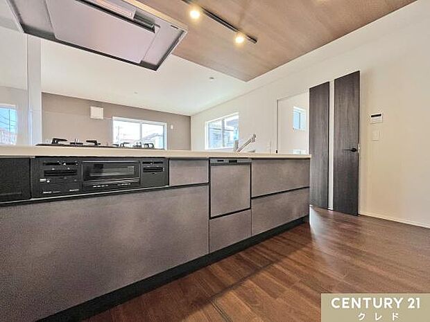 リビングを見渡せる開放的なオープンキッチン。フラットな広いワークトップは開放感があり、お料理中もご家族との会話が弾みます。