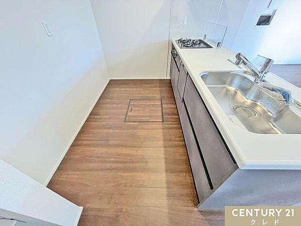 収納豊富なシステムキッチンは動線にゆとりを作り、住空間を広く確保。キッチンツールなどもすっきりと収納することができ毎日のお料理やお掃除も快適に行うことができます。