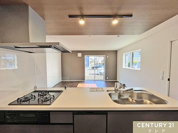 木の質感とモノトーンの色味が映えるキッチンスペース。毎日の家事の時間にもこだわりと特別感を感じられます。